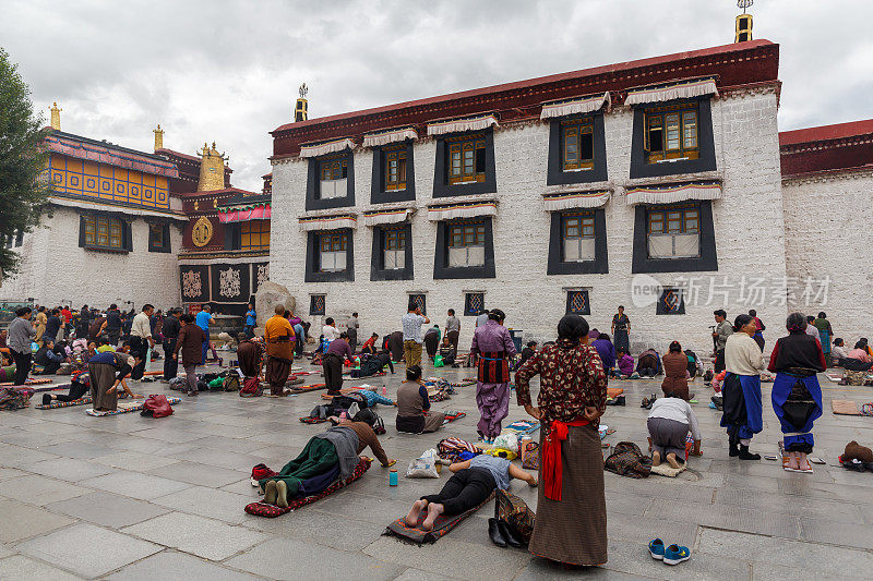朝圣者在大昭寺(拉萨，西藏/中国)前祈祷。